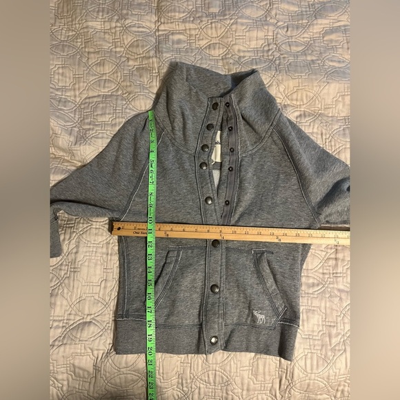 Girls Abercrombie Grey Fleece wide collar 3/4 sleeve snap jacket, size L - Picture 7 of 7